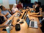 arif-mujahidin-bersama-tim-humas-danone-dalam-sebuah-rapat-internal.jpg
