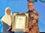 arif-mujahidin-terima-mix-pr-award-2023.jpg