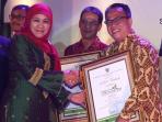 arif-mujahidin-terimaawardnieyeeeee_20141130_003519.jpg