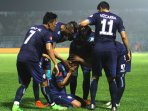 arif-suyono-lakukan-selebrasi-usai-cetak-gol_20160809_105105.jpg