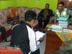 arik-dan-dewi-dari-kiri-duduk-di-sofa-saat-diinterogasi-usai-digrebek_20180223_081050.jpg