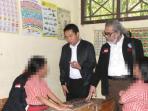 arist-merdeka-dengarkan-kesaksian-murid-sd-dicabuli-guru_20161020_074551.jpg