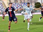 arkadiusz-reca-memperebutkan-bola-dengan-gelandang-maroko-inter-milan-achraf-hakimi.jpg