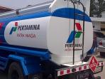 armada-truk-tangki-pengangkut-bahan-bakar-minyak-untuk-industri_20160327_134524.jpg