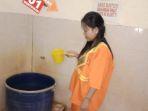 arnelia-putri-wulandari-23saat-melakukan-rekonstruksi.jpg