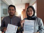 arsal-fatra-yoga-pratama-29-bersama-istrinya-saat-menunjukan-bukti-kelulusan-cpnsjpg.jpg