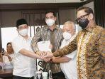 arsjad-rasjid-menyerahkan-berkas-berkas-administrasi.jpg