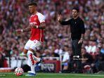 arteta-memberikan-instruksi-ke-ben-white.jpg
