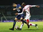 arthur-cunha-berebut-bola-dengan-ricardo-salampessy_20170717_105026.jpg