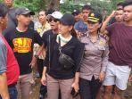 artis-ayu-ting-ting-meninjau-dan-memberikan-bantuan-kepada-korban-banjir.jpg