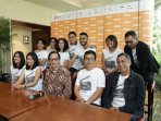 artis-dan-pendukung-film-jingga-foto-bersama-3-menteri_20160222_145820.jpg