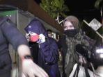 artis-ftv-bernisial-hh-tengah-saat-diamankan-petugas-polrestabes-medan.jpg