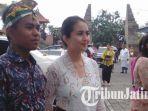 artis-ftv-ida-ayu-kadek-devi-saat-melayani-permintaan-foto-bersama-rabu-06032019.jpg
