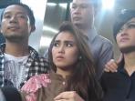 artis-julia-perez-ayu-ting-ting-dan-denny-cagur-usai-jalani-pemeriksaan_20160321_184513.jpg