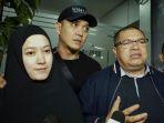 artis-lyra-virna-bersama-sang-suami-fadlan-dan-kuasa-hukumnya-razman-arif-nasution.jpg