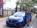 artis-mika-tambayong-ikut-test-drive-honda-civic-type-r_20171105_182319.jpg