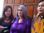 artis-peran-dan-penyanyi-julia-perez-serba-ungu_20160512_160212.jpg