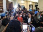 artis-rizky-billar-menggunakan-pakaian-warna-oranye-121.jpg