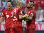 arturo-vidal-arjen-robben_20150831_173451.jpg