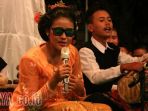 arum-nabilanur-widiya-16-tampil-kocak-dengan-kaca-mata-hitam-saat-pentas-di-peresmian-san_20170807_120120.jpg
