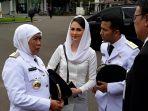 arumi-bachsin-bersama-suaminya-emil-dardak-dan-khofifah-indar-parawansa.jpg