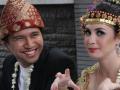 arumi-bachsin-dan-emil-dardak-berbusana-adat-minang.jpg