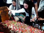 arumi-nangis-dimakam_20181026_140452.jpg