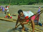 arung-jeram-lahat-rakit-bambu_20150701_111911.jpg