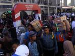 arus-balik-mudik-lebaran-di-stasiun-ka-pasar-senen_20170703_123455.jpg