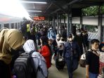 arus-balik-mudik-lebaran-mulai-meningkat-di-stasiun-pasar-senen_20230424_213437.jpg