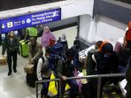arus-balik-mudik-lebaran-mulai-meningkat-di-stasiun-pasar-senen_20230424_214454.jpg