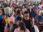 arus-balik-mudik-mengunakan-jalur-kereta_20170630_230240.jpg