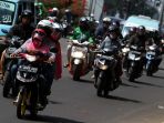 arus-balik-pemudik-motor-melintas-di-jalan-kalimalang_20170703_122344.jpg