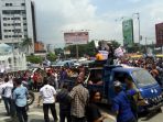 arus-lalu-lintas-di-bundaran-majestik-medan-lumpuh_20170130_144841.jpg