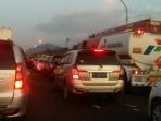 arus-lalulintas-di-jalur-nagrek-menuju-arah-tasikmalaya-tak-bergerak_20150718_202313.jpg