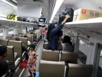 arus-mudik-di-stasiun-pasar-senen_20230418_202411.jpg