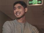 arya-saloka-perkenalkan-produk-minuman-barunya-bernama-kokoniindonesia-dan-sangat-antusias.jpg