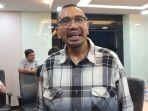 arya-sinulingga-saat-diwawancarai-di-kantor-pssi-baju-kotak-putih.jpg