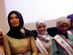 arzeti-bilbina-juri-pemilihan-puteri-muslimah-indonesia-2015_20150512_150342.jpg
