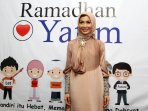 arzety-bilbina-buka-puasa-bersama-anak-yatim-piatu_20150717_162334.jpg