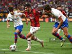 as-christian-pulisic-tengah-berebut-bola-dengan-gelandang-barcelona.jpg