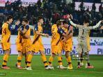 as-roma-merayakan-akhir-pertandingan-sepak-bola-serie-a-italia-antara-atalanta.jpg