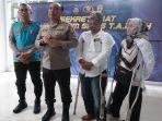 as-sdm-kapolri-irjen-dedi-prasetyo-saat-melakukan-foto-dengan-dua-peserta-disabilitas.jpg
