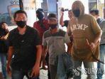 as-tengah-suami-yang-bacok-selingkuhan-istrinya-saat-digiring-polisi.jpg
