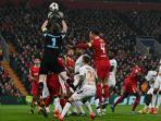 asal-Finlandia-01-Lukas-Hradecky-melompat.jpg
