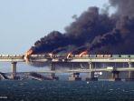asap-hitam-mengepul-dari-kebakaran-di-jembatan-kerch.jpg