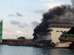 asap-hitam-pekat-membumbung-dari-bakai-kapal-yang-terbakar.jpg