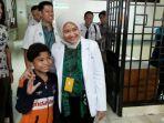 asep-yaya-bersama-dokter-yang-merawatnya.jpg