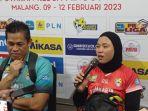 asisten-pelatih-jakarta-elektrik-pln-mamang-suparman-dan-kapten-tim-shinta-ainni-fathurrahmi.jpg