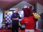 asisten-pelatih-timnas-indonesia-nova-arianto-foto-bersama-dengan-maskot.jpg